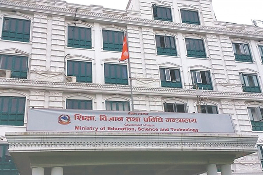 Goverment urges schools with high student numbers to run classes in shifts