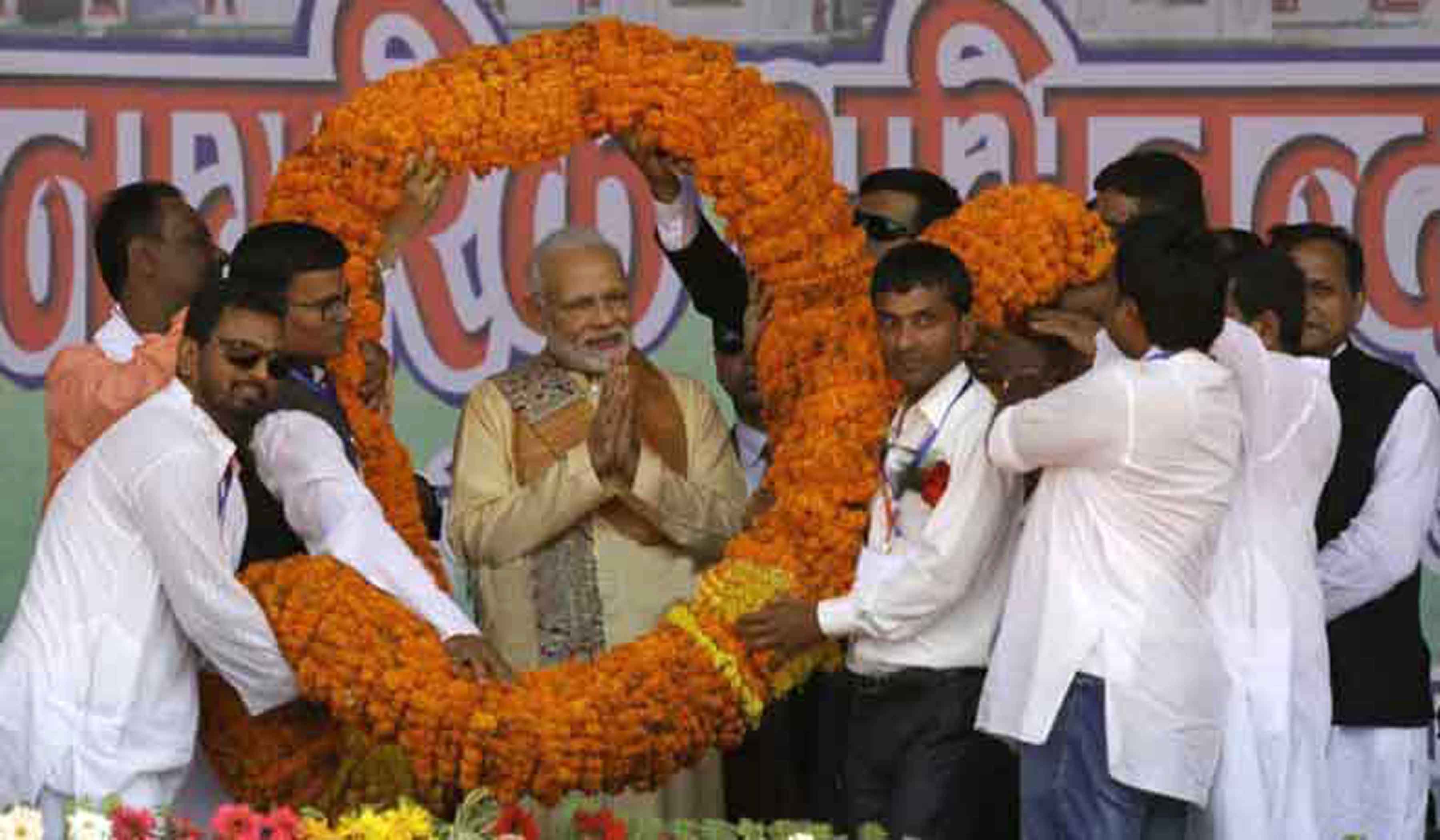 Indian PM feted with 121-Kg garlands