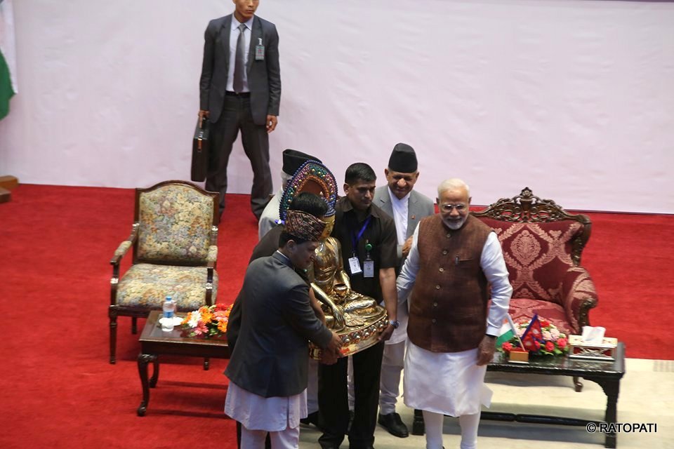 मोदीलाई काठमाडौंमा नागरिक अभिनन्दन, ५५ किलोको बुद्धको मुर्ति उपहार (फाेटाेफिचर)