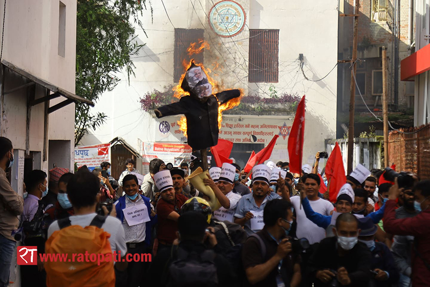 काठमाडौंमा माधव नेपाल पक्षीय विद्यार्थी संगठनले जलायो मोदीको पुत्ला (फोटोफिचर)