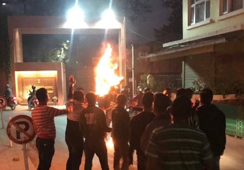 भारतीय दूतावासको मुख्य गेटमा नेविसंघले जलायो मोदीको पुत्ला