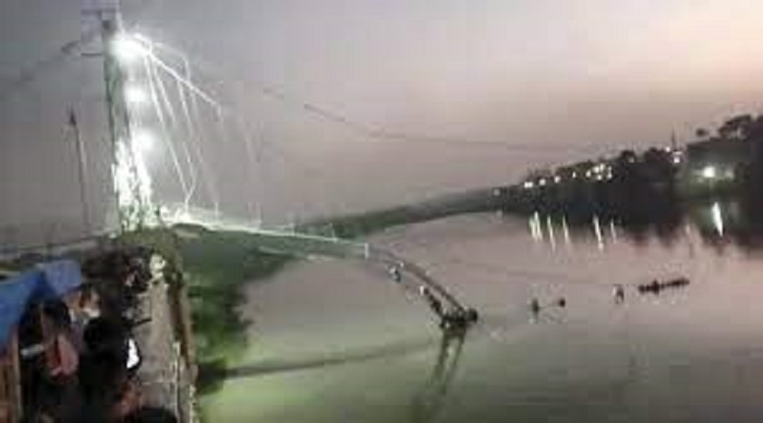 गुजरातमा पुल भत्किँदा कम्तिमा ६० जनाको मृत्यु भएको पुष्टि, १०० जना बेपत्ता