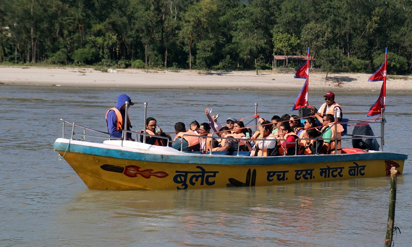 नारायणी नदीमा सञ्चालन हुन थाले मोटरबोट