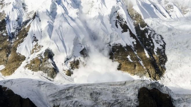 आधार शिविरमा बास बसेका सात पर्वतारोहीको मृत्यु, दुई बेपत्ता
