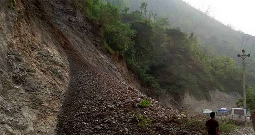 Landslides obstructs Narayangadh-Muglin road