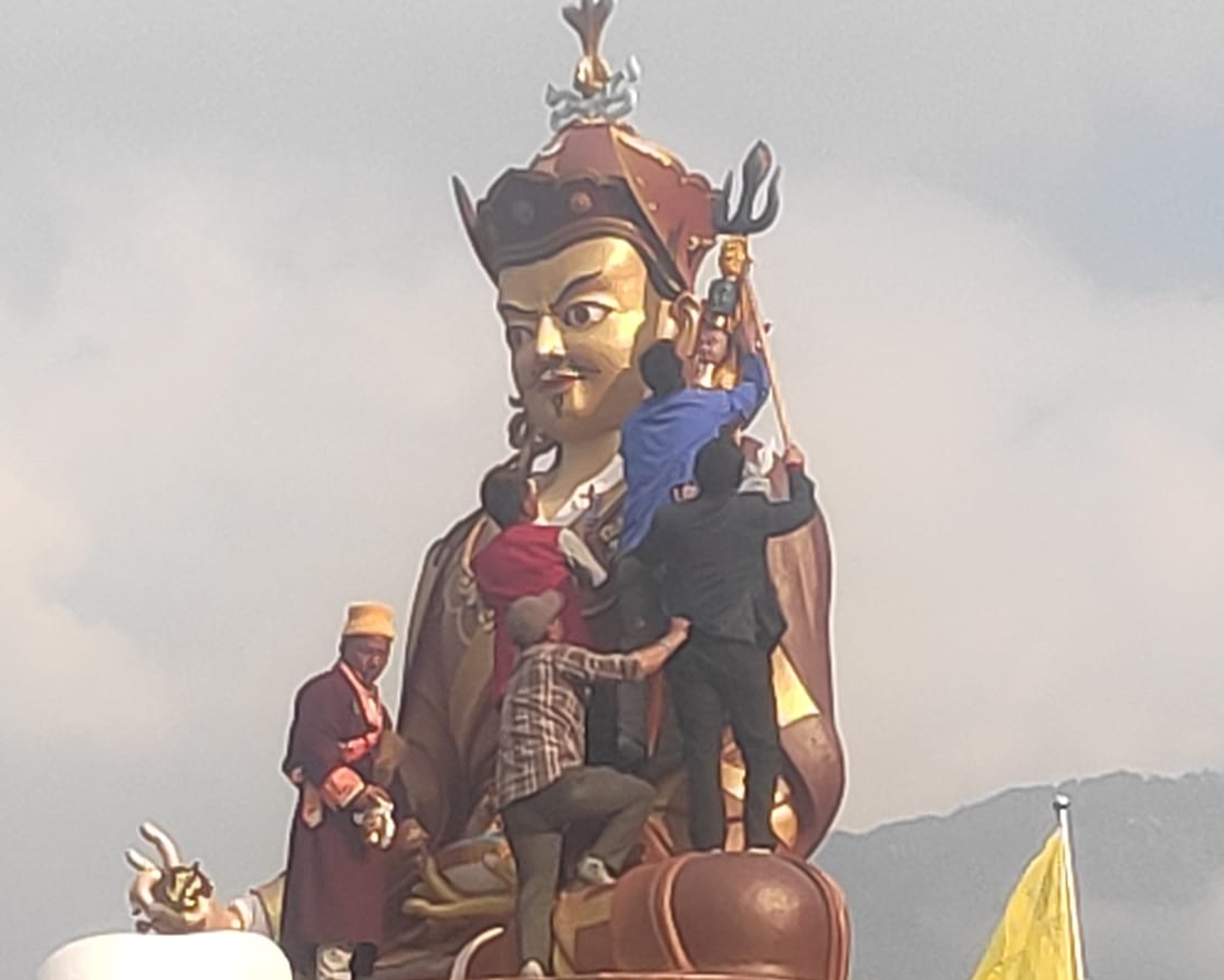 रसुवामा २७ फिट अग्लो गुरु रेन्पोर्छेको मूर्ति निर्माण