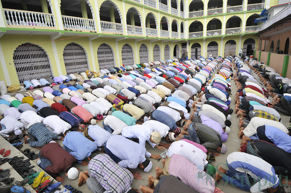 मुसलमान समुदायका नागरिकले मङ्गलबार इदुलफित्र मनाउँदै