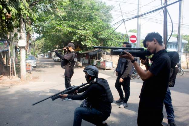 म्यानमारः मानिसहरु मरिरहेका छन् तर सेनाविरुद्धको प्रदर्शन फितलो छैन