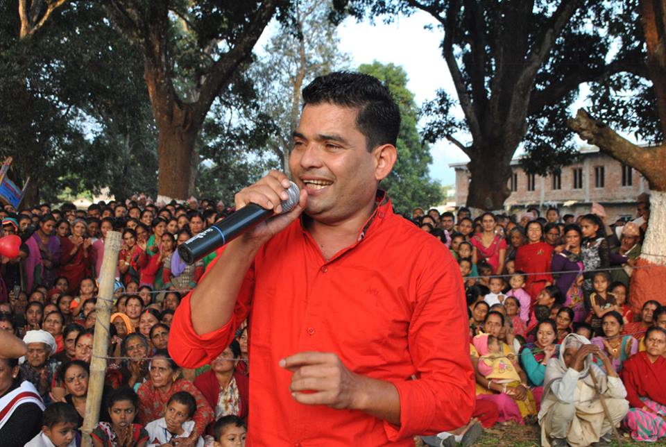 लोक गायक नबिनले तताए क्याम्प बजार
