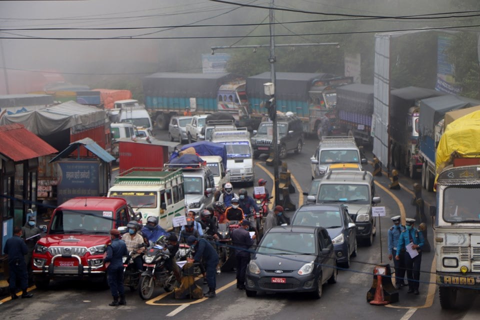 लकडाउन खुकुलो भएसँगै काठमाडौँ छिर्नेको भीड, नागढुङ्गामा सवारी जाम (भिडियो रिपोर्ट)