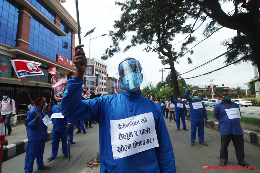 सैलुन खोल्न माग गर्दै सडकमा नाई श्रमिकद्वारा प्रदर्शन, फोटोमा हेर्नुहोस्