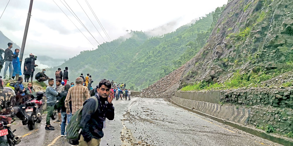 मुग्लिन-नारायणगढ सडक खण्डको ठाउँ-ठाउँमा पहिरो, यातायात अवरुद्ध