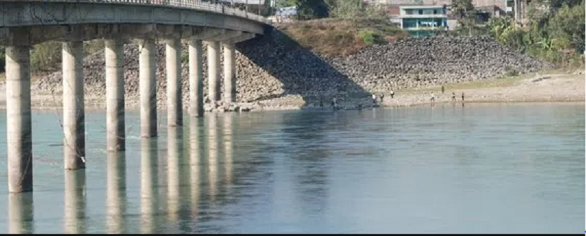 पुलमा हिडिरहेकी महिला एक्कासि नारायणी नदीमा हाम फालिन्