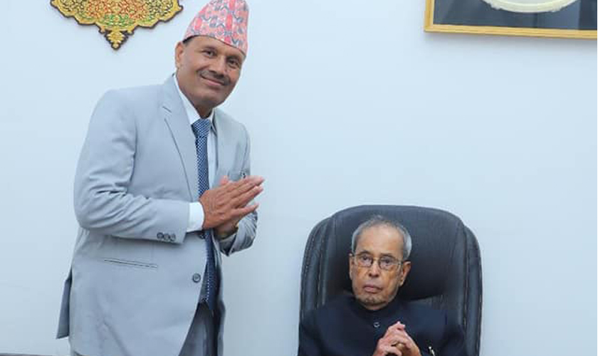 ढाका टोपी लगाउने भारतीय ‘नटवरलाल’ : कारवाहीबाट जोगिन नेपालका उपराष्ट्रपतिको सल्लाहकार भन्दै हिँड्थे