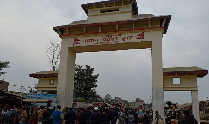 नेपाल-भारत सीमा खोल्न माग गर्दै नवलपरासीमा विरोध प्रदर्शन