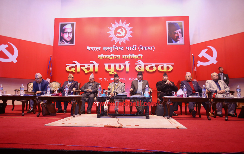 नेकपा केन्द्रीय समिति बैठकको माग, नेताहरुले हस्ताक्षर बुझाउँदै
