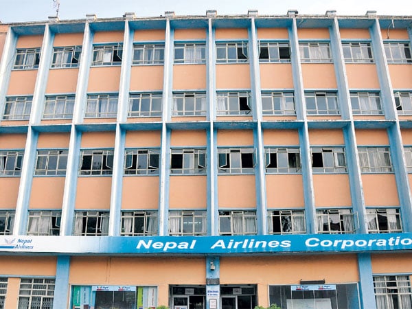 नेपाल एयरलाइन्सका ७२० कर्मचारी : महिनामा १० दिन बेरोजगार