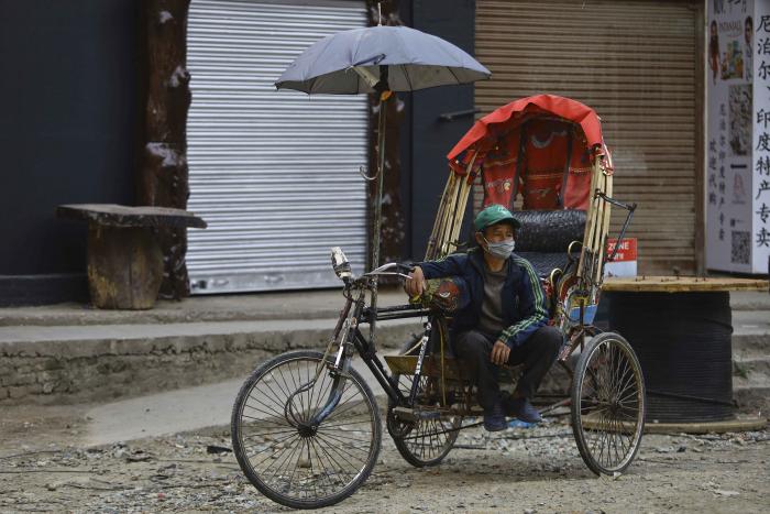 Rickshaw driver returns Rs 700 thousand to owner