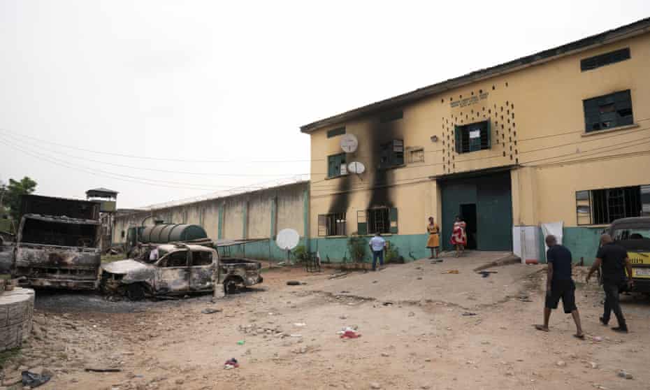 नाइजेरियाको जेलमा भएको आक्रमणमा ११ जनाको मृत्यु, २५२ बन्दी भागे