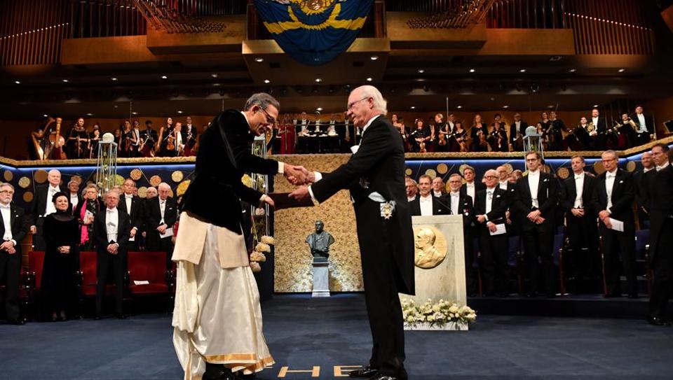 नोबेल पुरस्कार वितरण समारोहमा विजेताद्वय अभिजित बनर्जी धोती र एस्थर डफ्लो सारी लगाएर पुगे