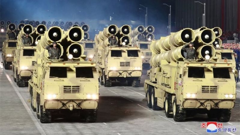 उत्तर कोरियाः मध्यरातमा भएको भव्य सैन्य शक्ति प्रदर्शनमा देखिए ब्यालेस्टिक मिसाइल र नयाँ हतियार