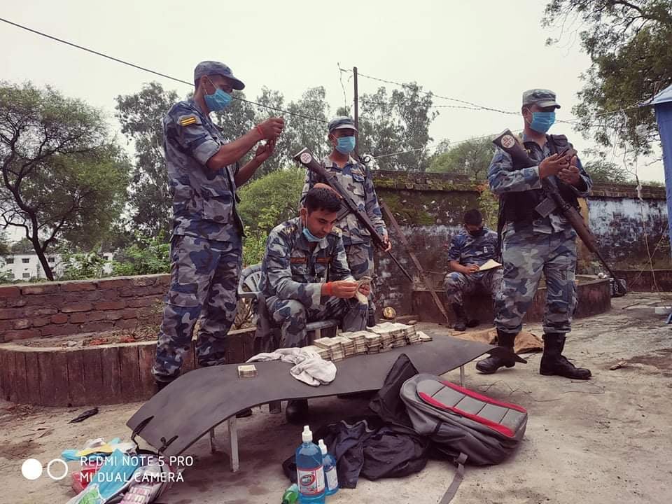 प्रहरी देखेपछि साढे २४ लाख भारु बोकिएको झोला फालेर एक व्यक्ति फरार