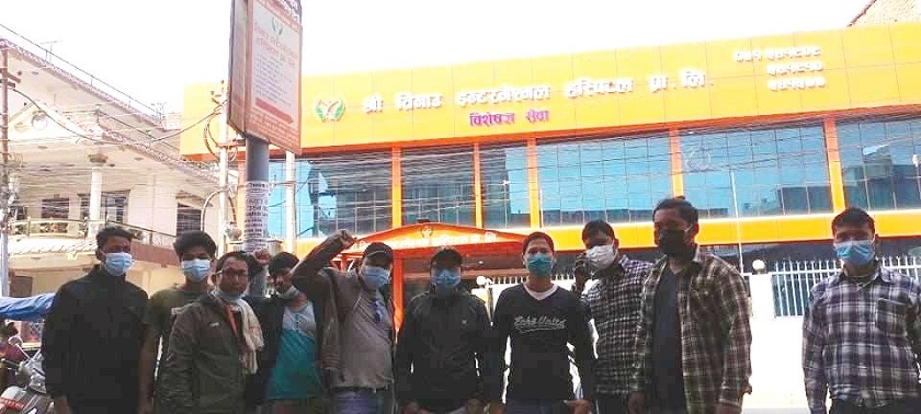 तिनाउ अस्पतालमा खुट्टाको शल्यक्रिया गर्दा पुरुषको मृत्यु, मृतकका आफन्तले गरे नाराबाजी