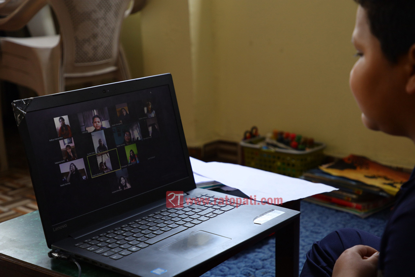 अनलाइनबाटै शिक्षा लिइरहेका बालबालिका पटकपटक बत्ती जाँदा हैरान