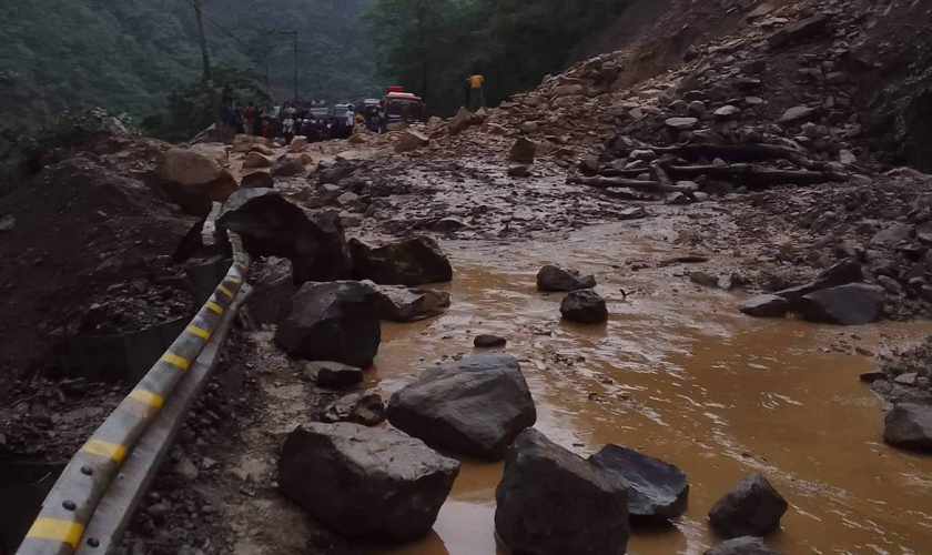 बर्खा लागेसँगै नारायगणढ–मुग्लिन र पृथ्वी राजमार्गमा यात्रुलाई सास्ती सुरु