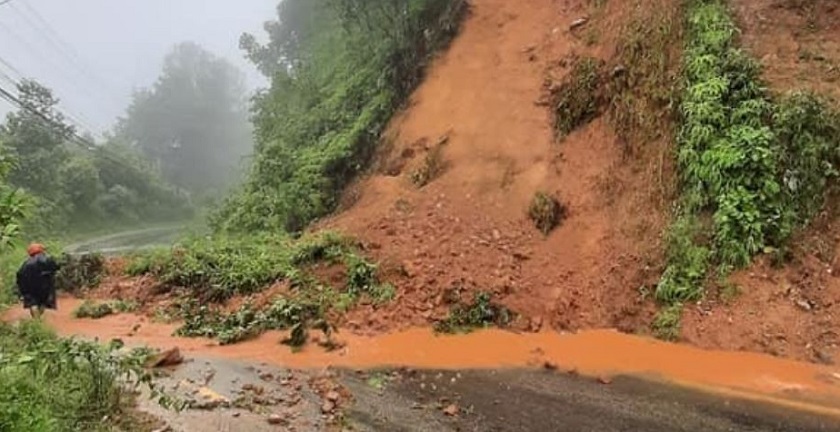 रोकिएन पृथ्वी राजमार्गमा झरेको पहिरो, अझै खुलेन सडक