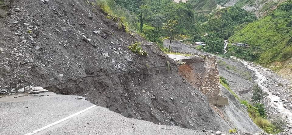 पहिरोका कारण हेटौंडा–काठमाडौं जोड्ने सबै सडक अवरुद्ध