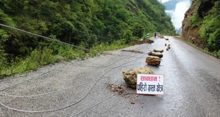 पहिरोका कारण हेटौँडा-काठमाडौँ जोड्ने कान्ति लोकपथ अवरुद्ध
