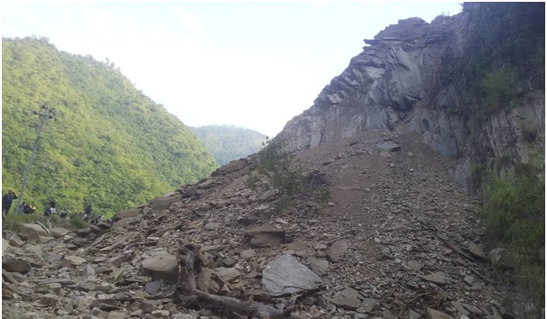 पहिरो खस्दा मध्यपहाडी राजमार्ग अवरुद्ध