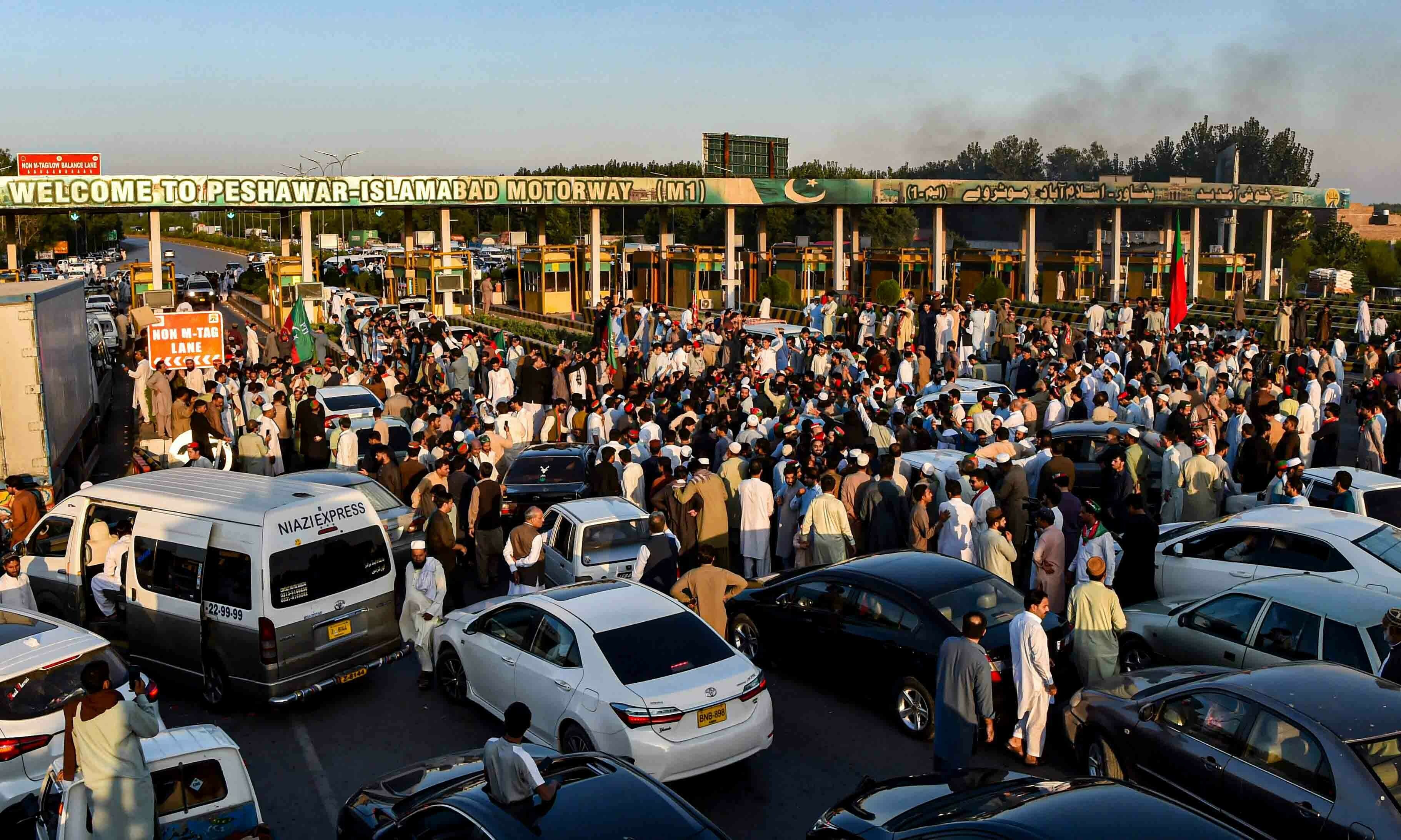 इमरान खानका समर्थक इस्लामाबादको सडकमा, ट्राफिक व्यवस्था अस्तव्यस्त