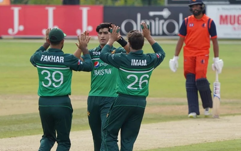 नेदरल्यान्डविरुद्ध पाकिस्तान १६ रनले विजयी