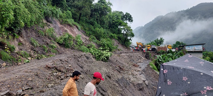 पहिरोका कारण आज यी सडक अवरुद्ध छन्