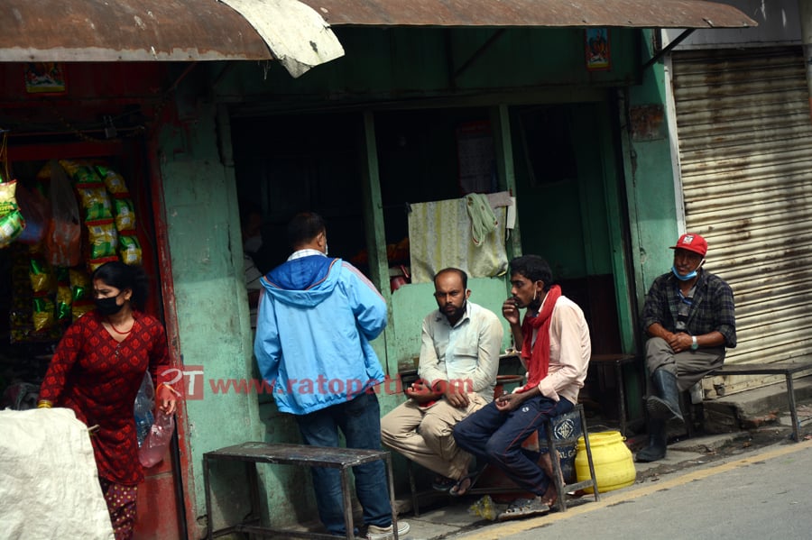 काठमाडौंका पसलहरुमा हुँदैन स्वास्थ्य मापदण्डको पालना (फोटोफिचर)
