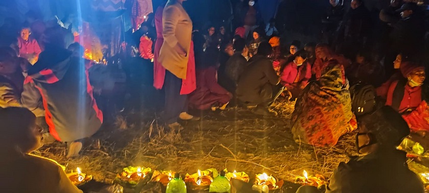 बौद्धमा दिवङ्गत पितृका नाममा बत्ती बालेका भक्त लागे बालाजु
