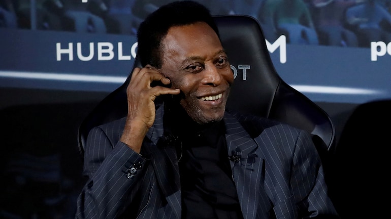 Pele 'recovering satisfactorily' after surgery to remove tumor