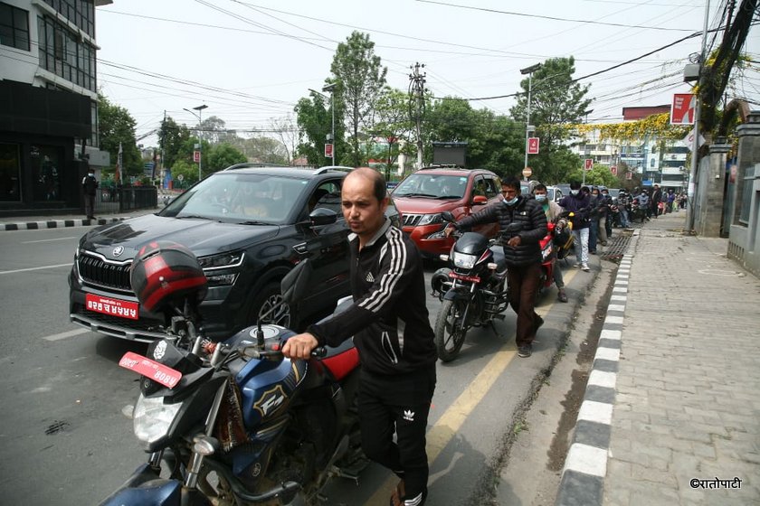 राजधानीको पेट्रोल पम्पमा नाकाबन्दीको झल्को, तस्बिरहरू