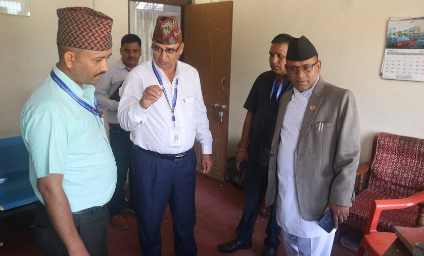 यातायात कार्यालय सुर्खेतमा मन्त्रीको छड्के अनुगमन