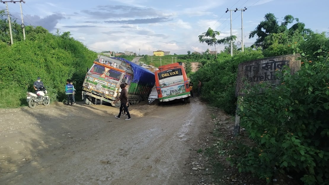 ‘फोर लेन’ सडक निर्माणको काम सुस्त, ठेकेदार मस्त