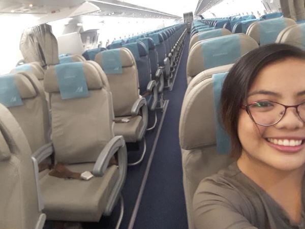 रातीको उडानमा एक्ली यात्री थिइन् यी युवती, सात सदस्यसँग खिचिन् सेल्फी