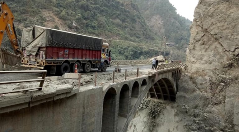 नारायणगढ मुग्लिन सडकमा पुल निर्माण धमाधम