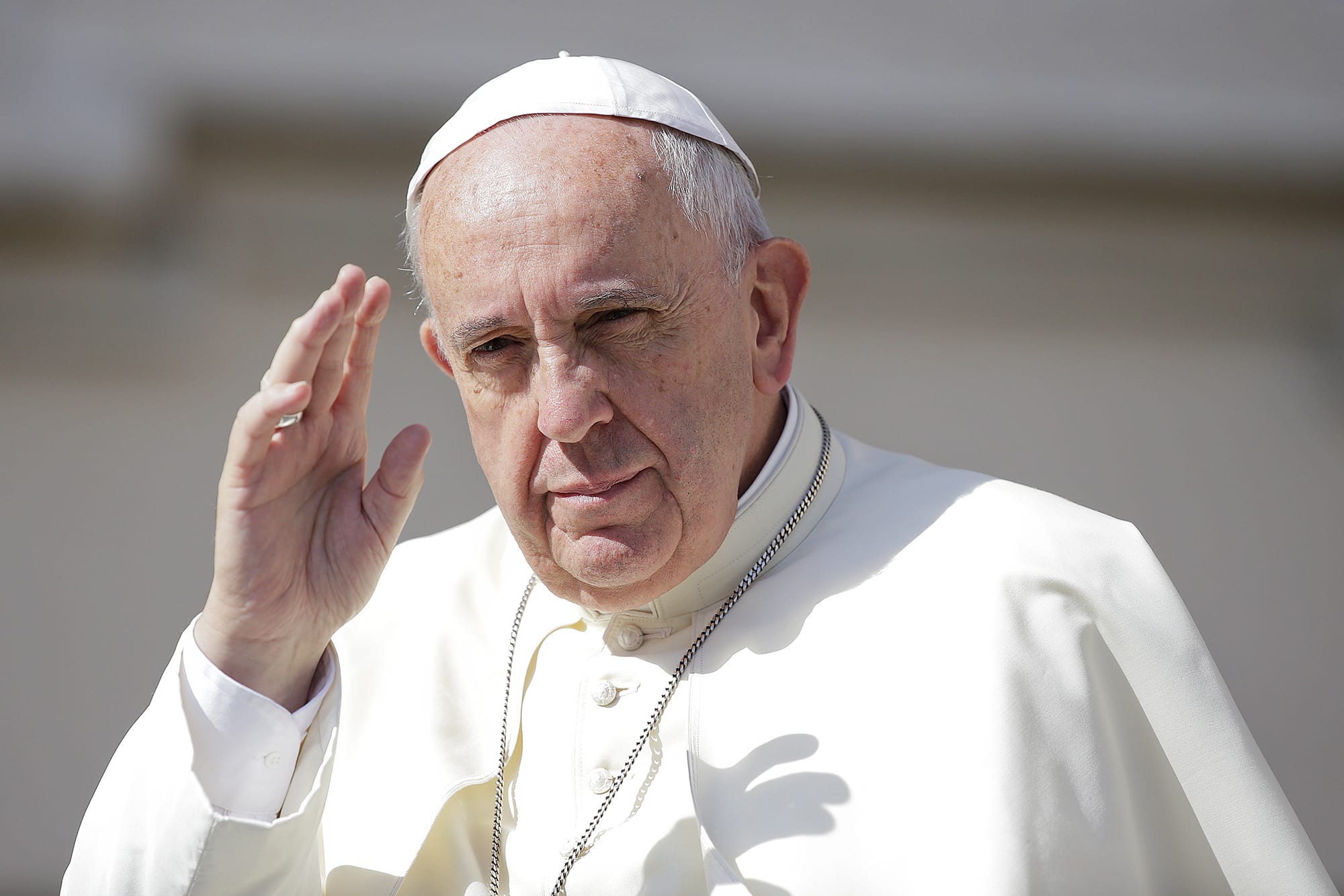 पोप फ्रान्सिसले जबर्जस्ती हात समात्ने महिलालाई पिटे, मागे माफी (भिडियो)