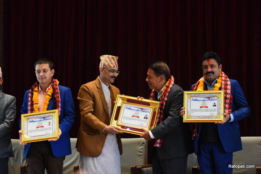 काठमाडौं क्षेत्र नम्बर १ मा निर्वाचित सांसद सिंहले लिए प्रमाणपत्र