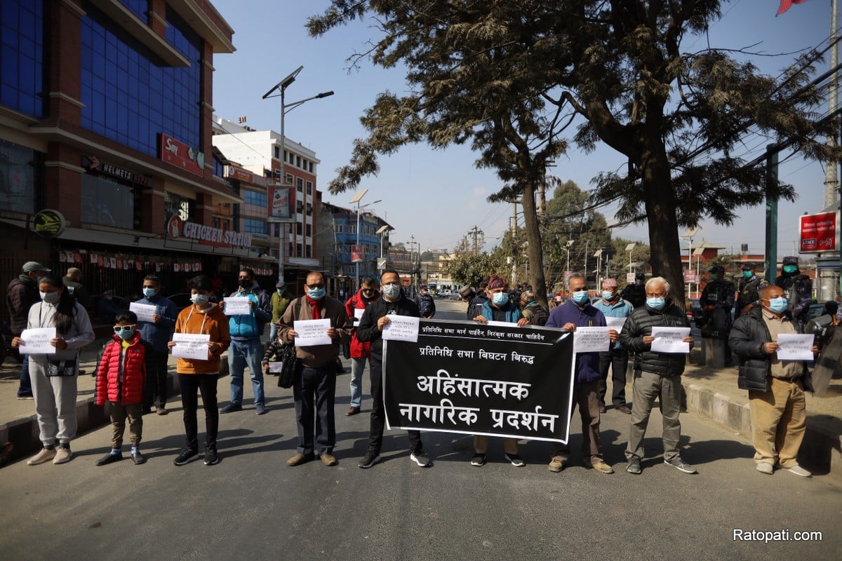 ओलीको विरोधमा डा गोविन्द केसीदेखि रमेश खरेलसम्म सडकमा, तस्बिरमा हेर्नुहोस्