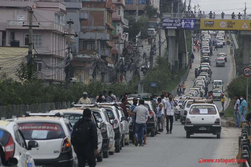 Transport entrepreneurs take to streets, block road with vehicles (with photos)