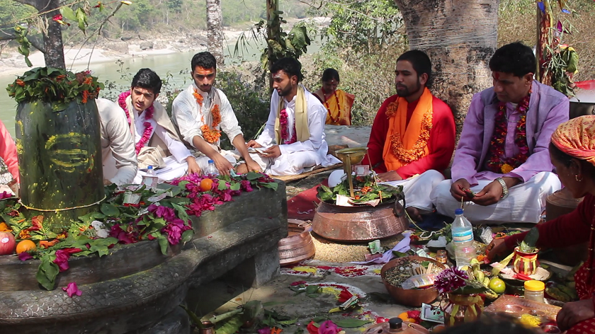 तीन कामदारको ज्यान लिएको ठिमुरा पुलमा स्थानीयले गरे क्षमा पूजा