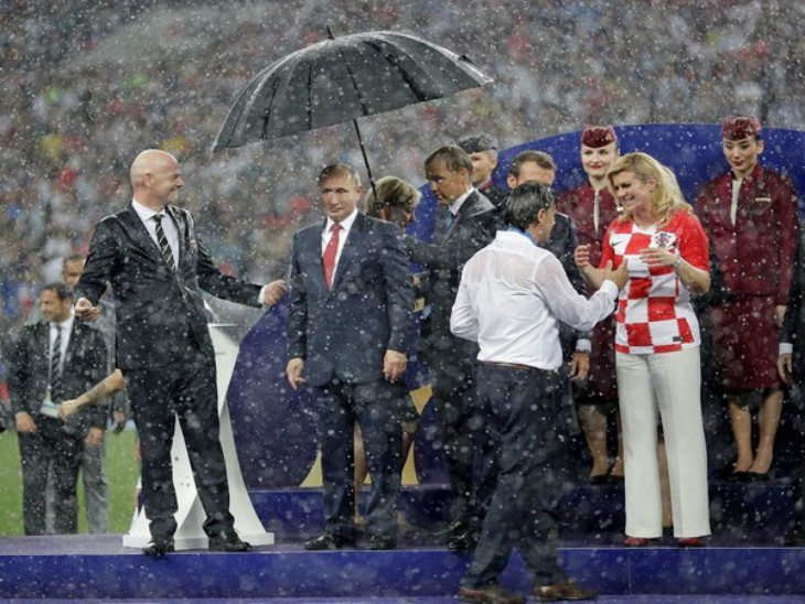 फिफा विश्वकपः पुरस्कार वितरणमा वर्षा हुँदा छाता ओढेर पुगे पुटिन, फ्रान्स र क्रोएशियाका राष्ट्रपति भिजिरहे